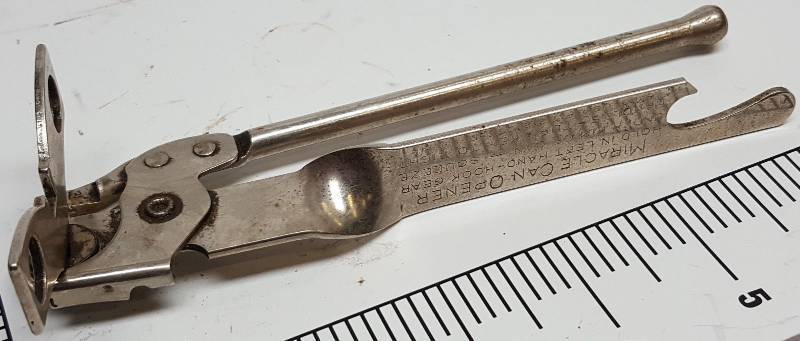 lot 7318 image: Cool old Miracle manual hold in your Left hand hook gear turn key can opener