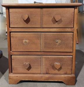 lot 39391 image: Small DresserChest 22 x 20 x 10