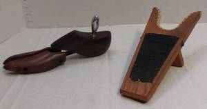 lot 39393 image: Cedar Wood Shoe Tree Expander and Sturdy Wooden Boot Jack with Rubber Ribbed Tread