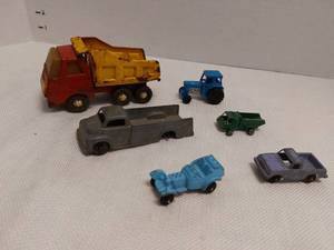 lot 39431 image: Mix of Different Sized Older Vehicles