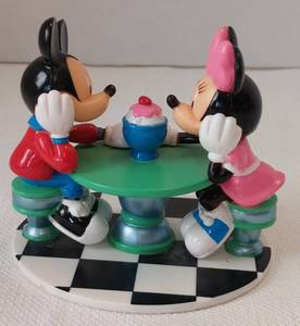 lot 39444 image: Mickey Mouse & Minnie Mouse 50s Soda Shop cake kit