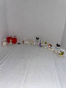 lot 39486 image: (14) 101 Dalmatian figurines