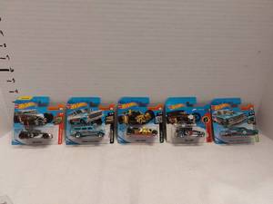 lot 39512 image: Mix of 5 Show Me Off International Short Card Hot Wheels Vehicles