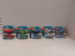 lot 39517 image: Mix of 5 International Short Card Hot Wheels Vehicles