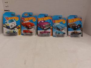 lot 39519 image: Mix of 5 Hot Wheels Trucks
