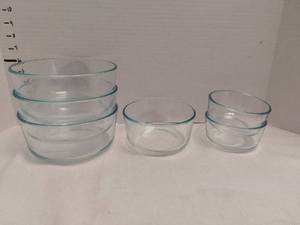 lot 39529 image: 6 Pieces of Pyrex Bowls. 3 Different Sizes