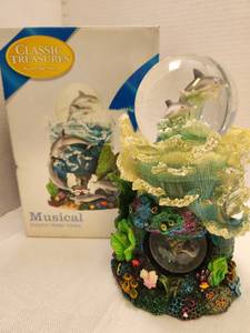 lot 39534 image: Classic Treasures Musical Dolphin Water Globe