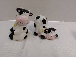 lot 39538 image: Vintage Happy Cows Salt and Pepper Shakers