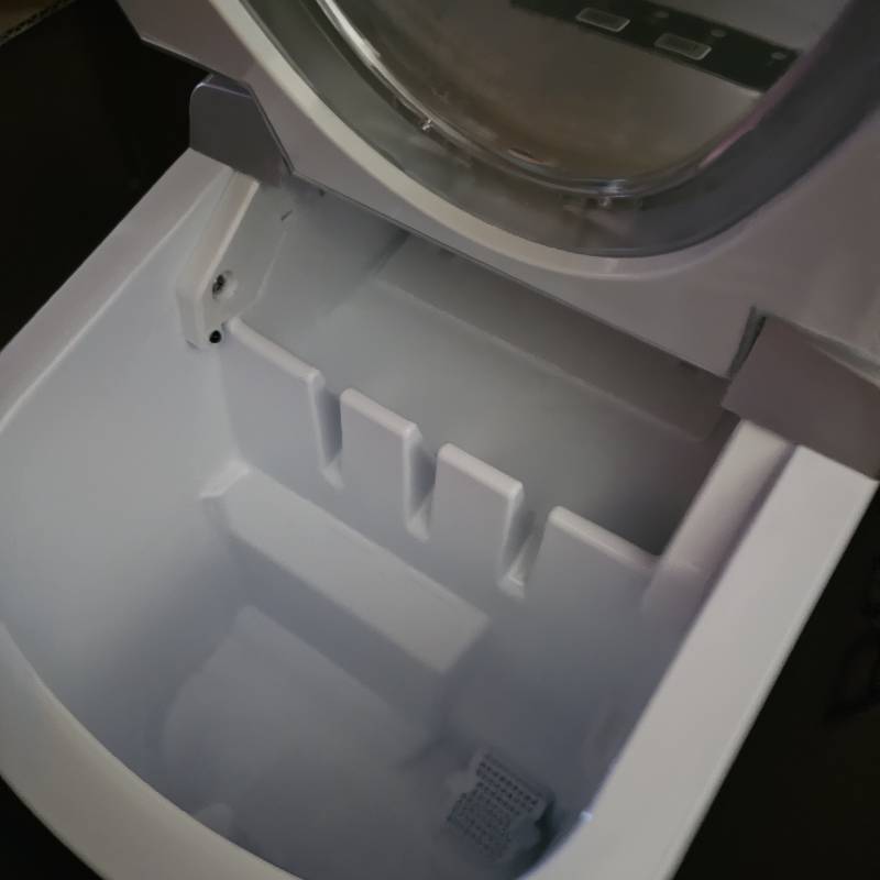 Frigidaire EFIC108-SILVER Counter top Portable, 26 lb per Day Ice Maker  Machine
