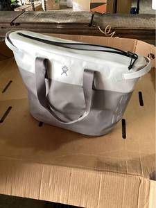 lot 28100 image: Hydro Flask Soft Side Cooler