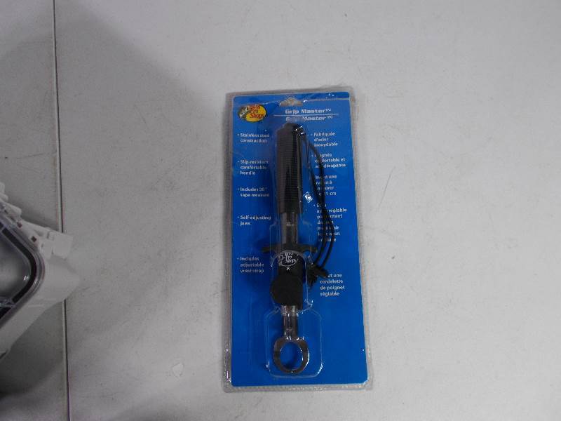 lot 4666 image: Bass Pro Grip Master