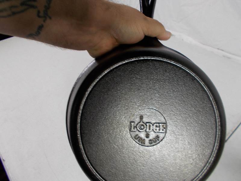lot 4669 image: Lodge Cast Iron Pot