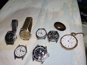 lot 30362 image: Metal Box w Lot of Old Watches  Elgin 12 Jewels Pocket  Seiko  Bulova  Etc