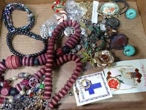 lot 30419 image: Nice lot of Costume Jewelry