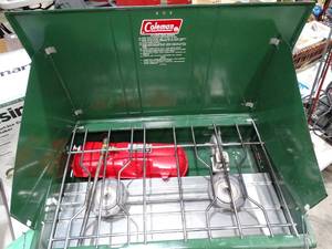 lot 30431 image: Vintage 413G Coleman Stove in Box  LN