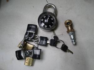 lot 30449 image: Mini - Pad Locks w Keys  Air Chuck Misc