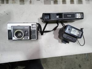 lot 30451 image: 2 Old Film Cameras and a Flash