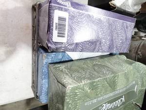 lot 30550 image: Kleenex and Decor