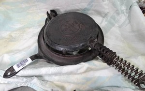 lot 30544 image: Griswold No.8  1908 Original Rotating Waffle Iron