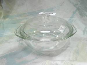 lot 30542 image: Small Round Lidded Pyrex Dish
