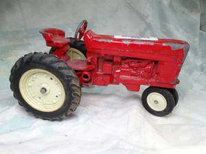 lot 30535 image: 7 Long Metal IH International Harvester Toy Tractor