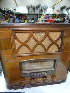 lot 30561 image: Beautiful Old Tube Radio