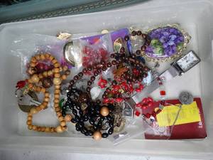 lot 30563 image: Mixed Lot of Unsearched Jewelry