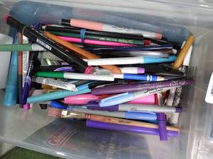 lot 30589 image: Small Tub of Sharpies - Pencils and More