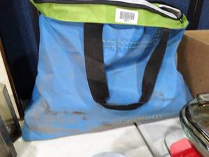 lot 30610 image: Beach Bag w Plastic Cups