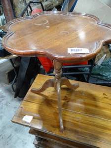 lot 30472 image: 18 Vintage Fower Petal Shaped End Table