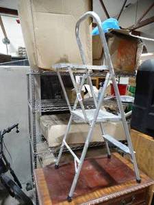 lot 30641 image: Folding Aluminum Platform Stepstool