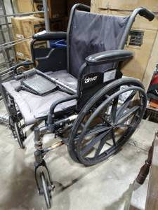 lot 30640 image: Drive Cruiser III Wheelchair w Removable Footrests
