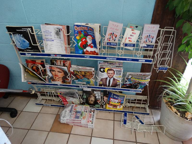 lot 598 image: Magazine rack wmagazine.