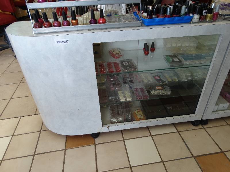 lot 600 image: Show case on wheels no contents.