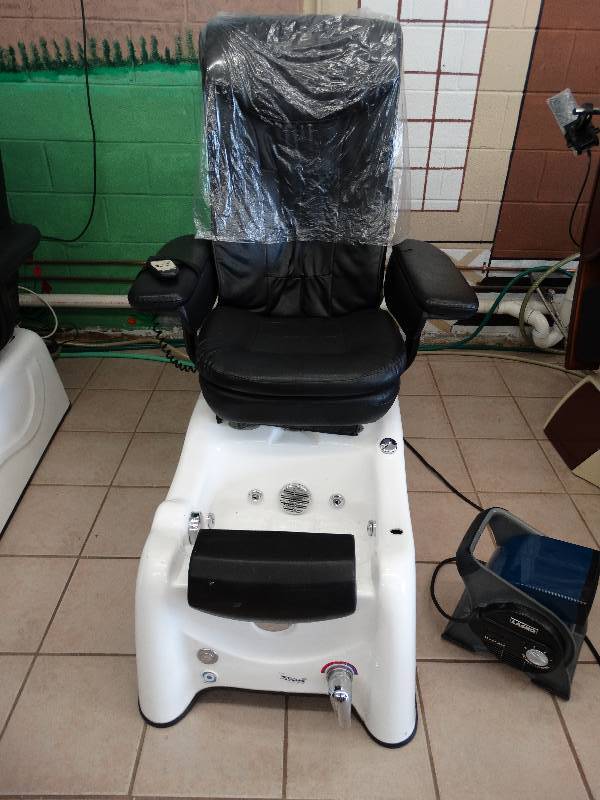 lot 602 image: Crown pedicure chair w massage.