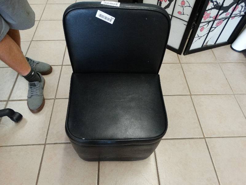 lot 604 image: Pedirure chair.