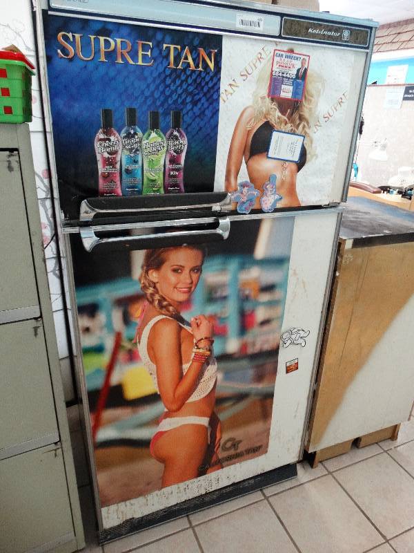 lot 605 image: Kelvinater fridge.