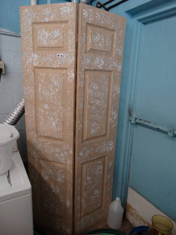 lot 606 image: Door divlder.