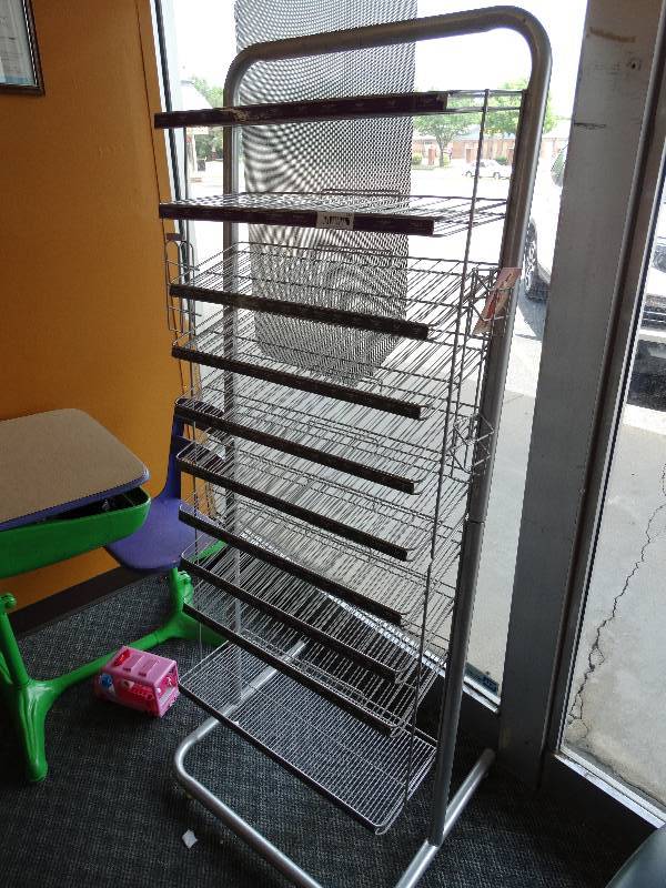 lot 612 image: Display rack.