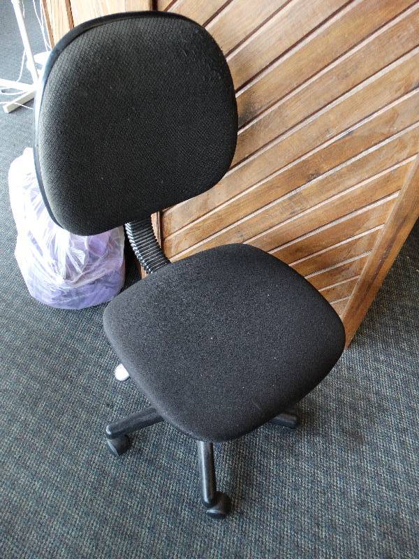 lot 614 image: Office chair on wheels.