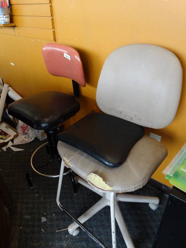 lot 617 image: 2 Bar stools.