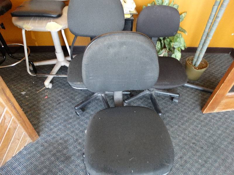 lot 618 image: 3 Office chairs on wheels.