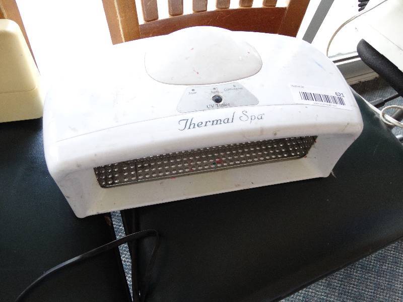 lot 621 image: Nail dryers.