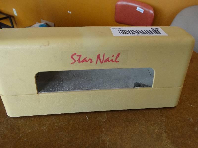 lot 622 image: Nail dryers.