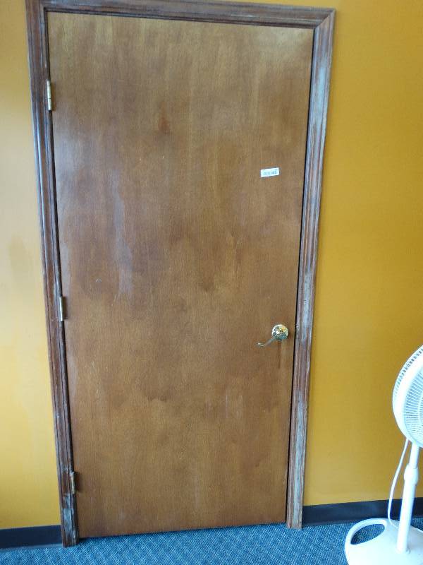 lot 630 image: 36 door handle & hinges included.