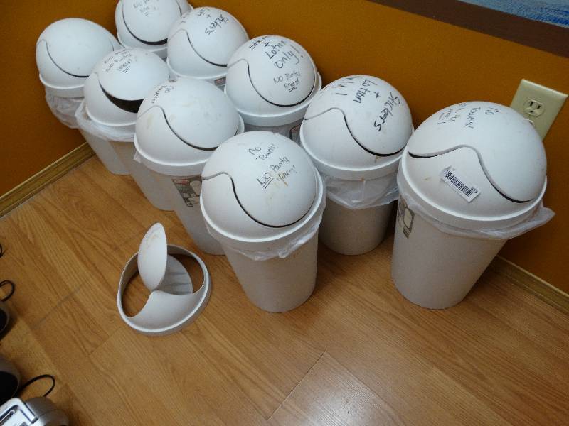 lot 655 image: 9 Trash cans.