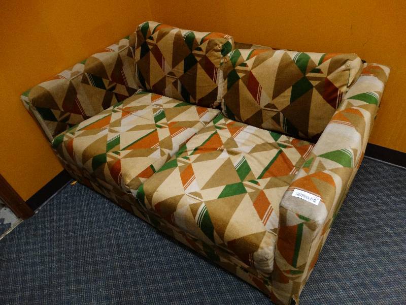 lot 658 image: Couch.