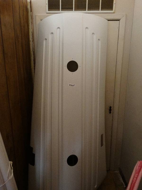 lot 661 image: Tanning bed cover.