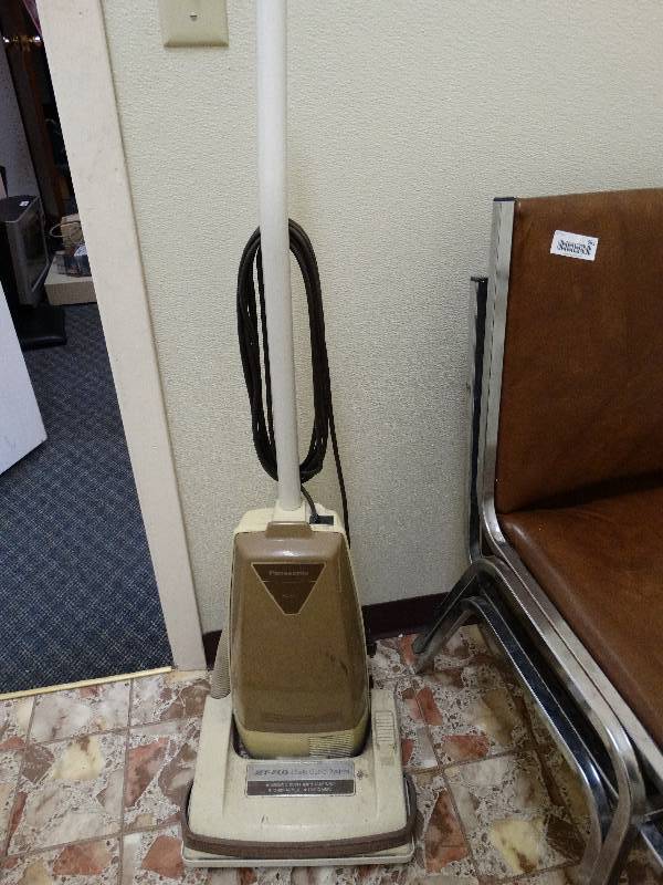 lot 662 image: 2 Chairs & vacuum.