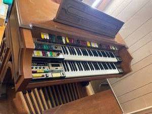 lot 24545 image: Electric Organ Holiday Console with Genie